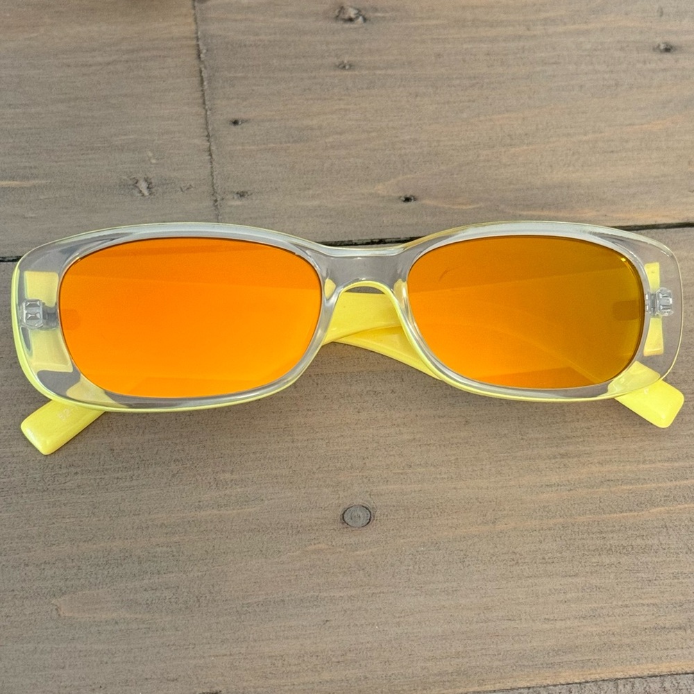 Le Specs Unreal Mirrored Sunglasses in great condition